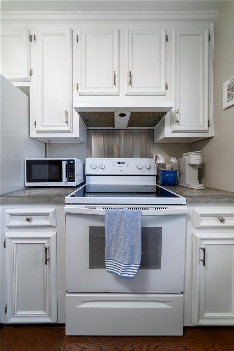 958 Fowler Court Mount Pleasant, SC 29464 - Photo 7 of 33 Kitchen