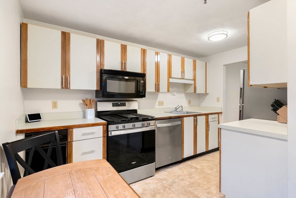 5 Oak Ridge Drive, Unit 7 Maynard, MA 01754 - Photo 9 of 20 a kitchen with a sink stove and microwave