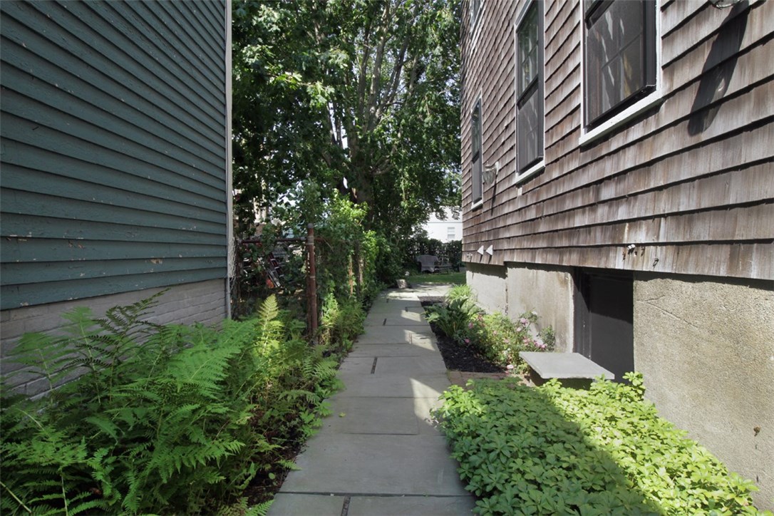 19 Walnut Street Newport, RI 02840 - Photo 5 of 34