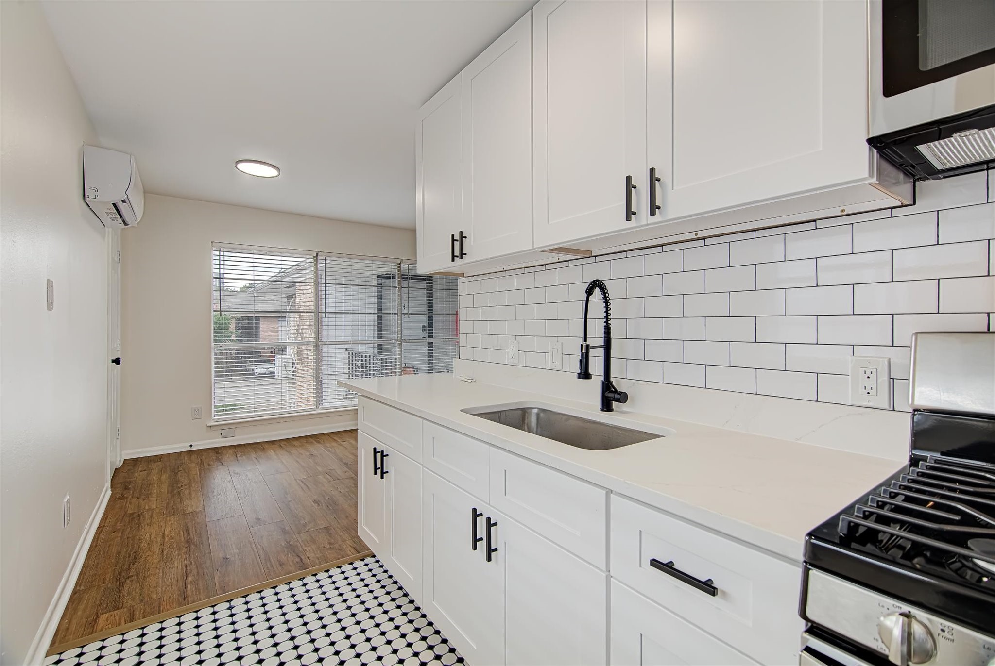 1915 McDuffie Street, Unit 1 Houston, TX 77019 - Photo 3 of 24