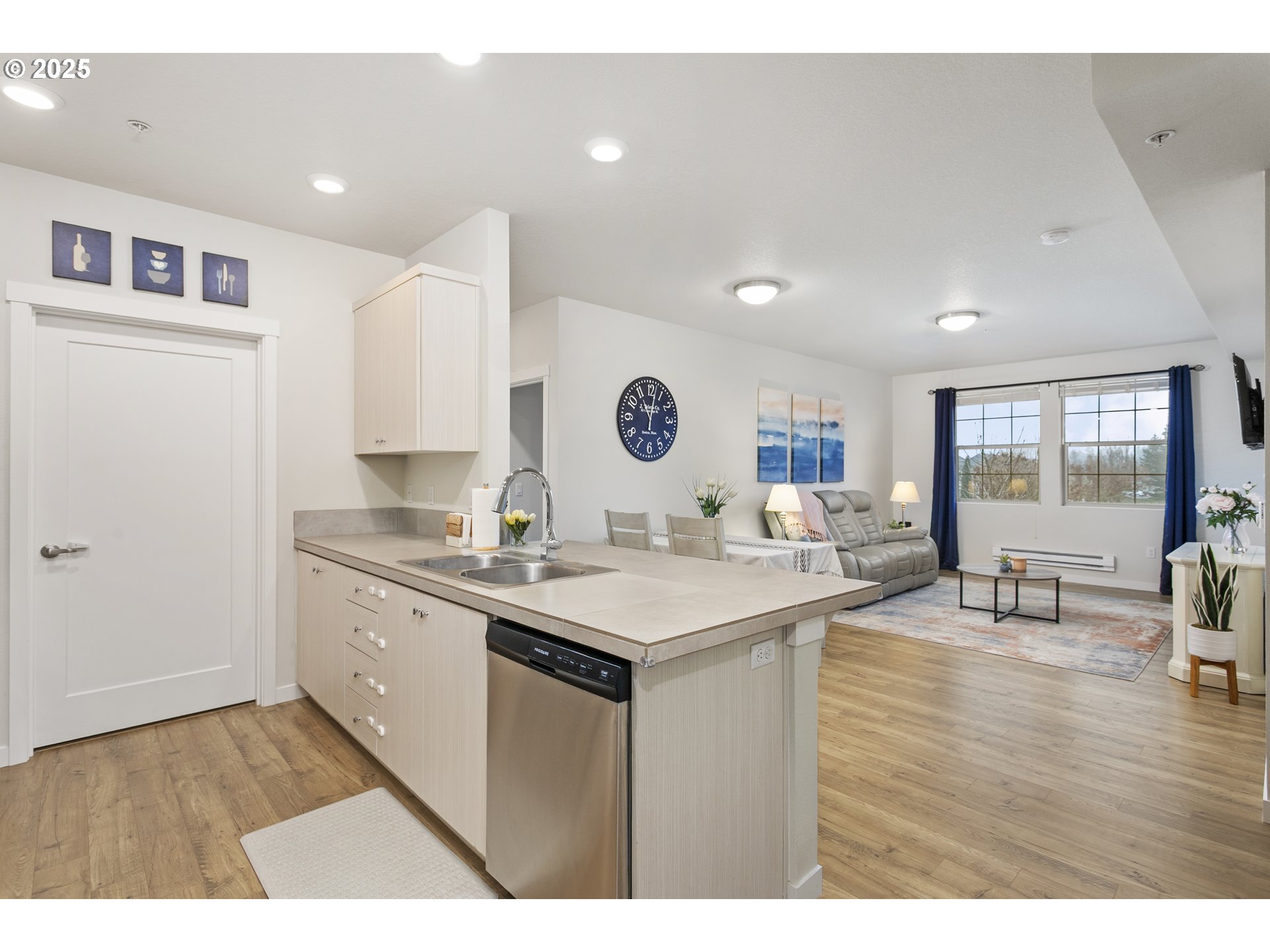 11715 Southwest Valencia Lane, Unit 202 Wilsonville, OR 97070 - Photo 5 of 40 Great Room