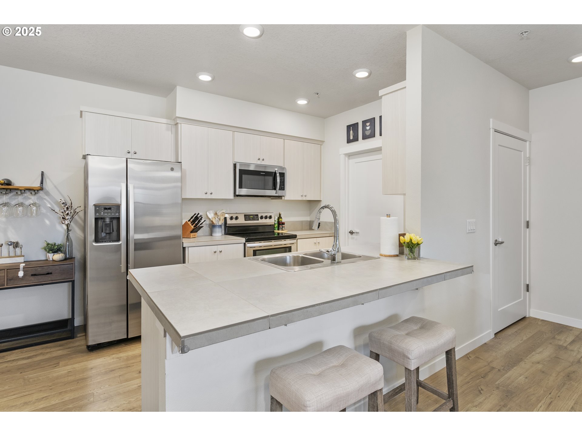 11715 Southwest Valencia Lane, Unit 202 Wilsonville, OR 97070 - Photo 6 of 40 Kitchen