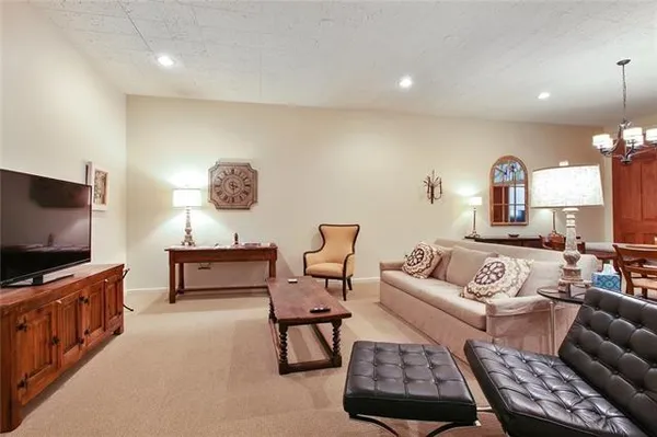 $2,500 | 324 Chartres Street, Unit B, New Orleans, LA 70130