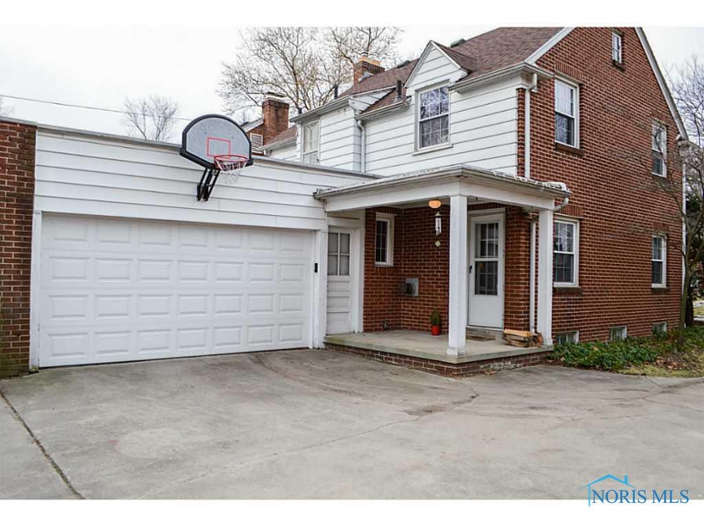 2830 Cheltenham Road Toledo, OH 43606 - Photo 18 of 20 Attached Garage.