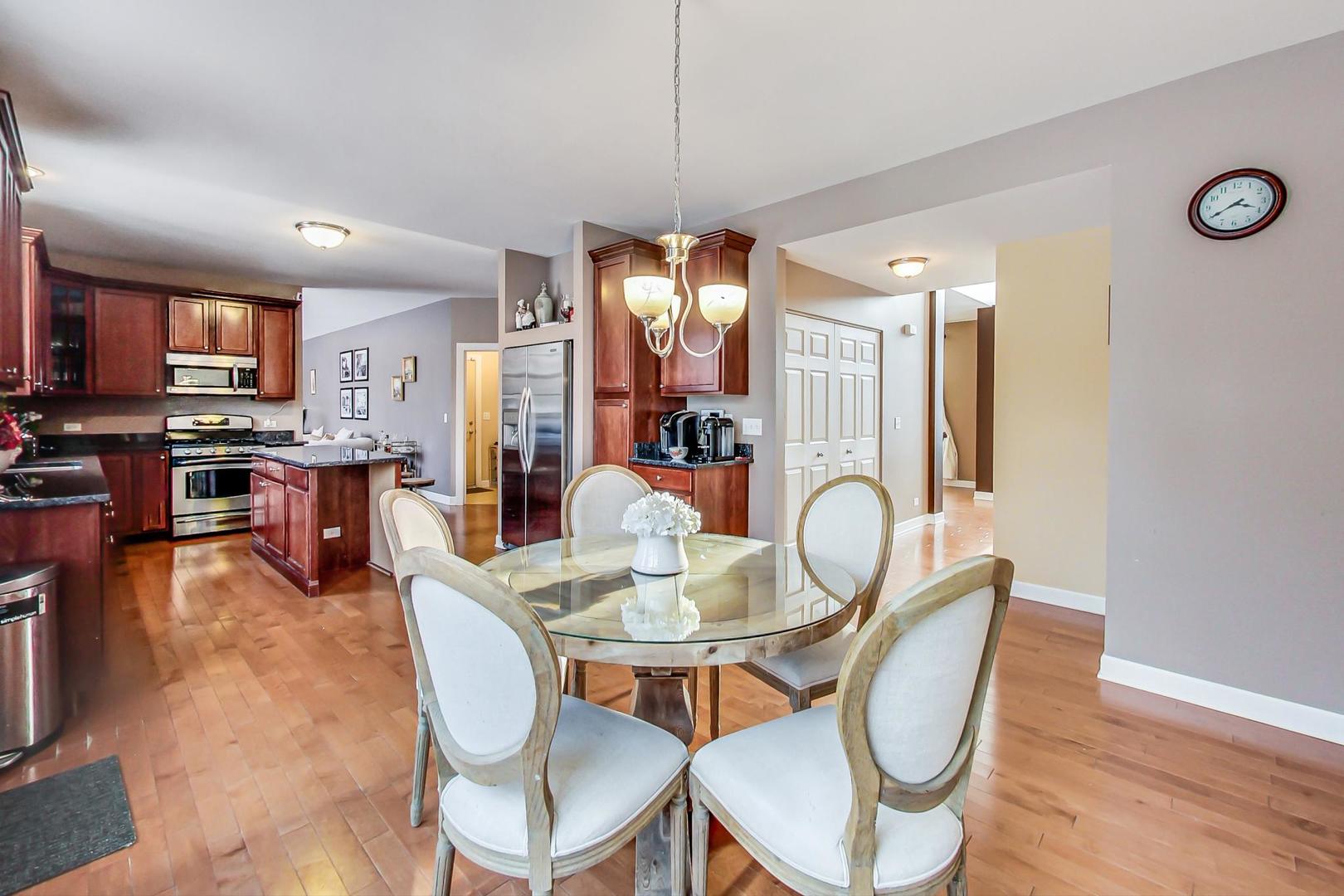 847 Oak Ridge Boulevard Elgin, IL 60120 - Photo 9 of 27 Gallery Image 9