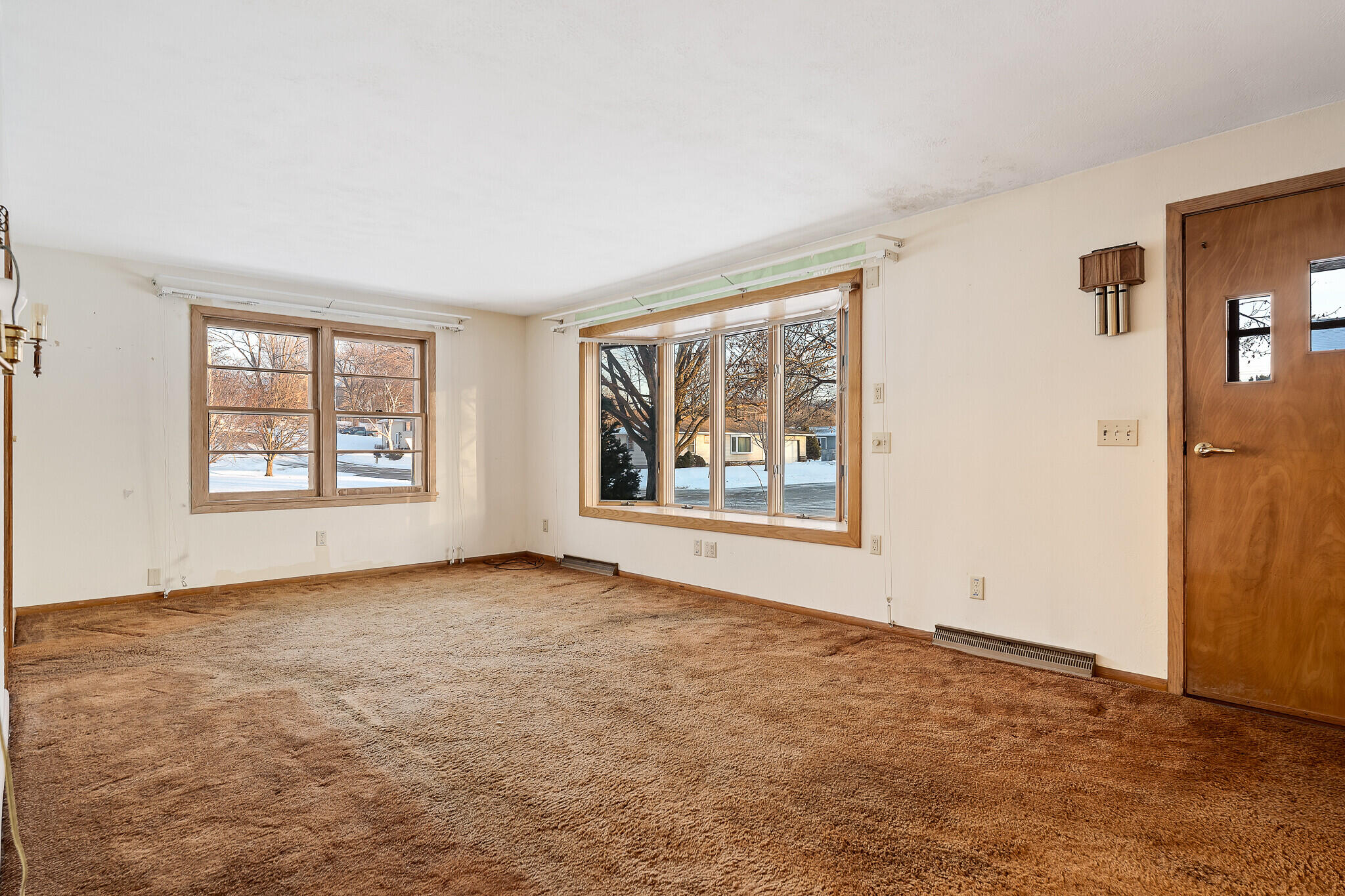 217 Lake Street Holmen, WI 54636 - Photo 4 of 31 Living Room