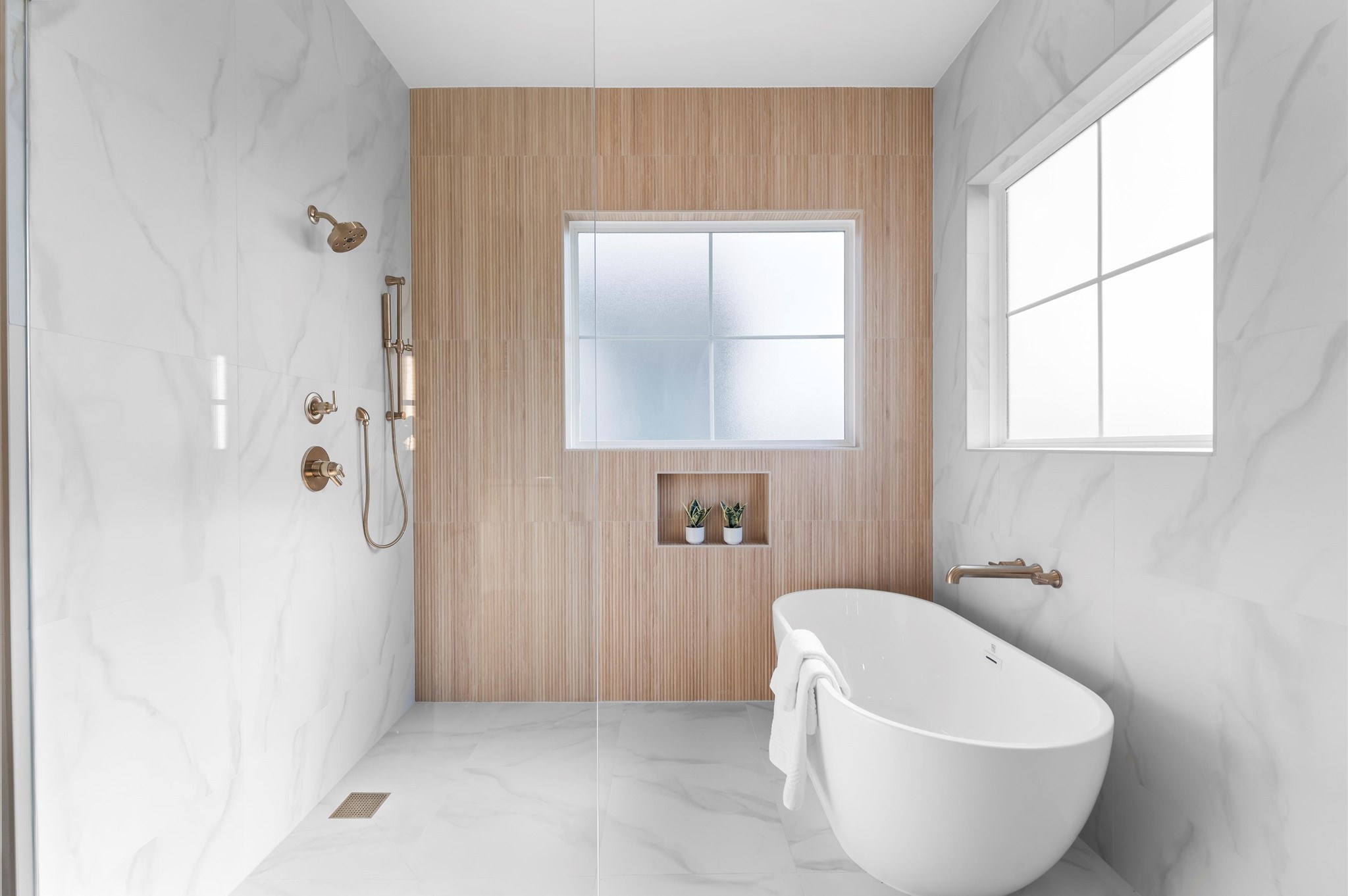 2916 Michaux Street Houston, TX 77009 - Photo 23 of 41 Primary bath features curbless shower and separate soaking tub.