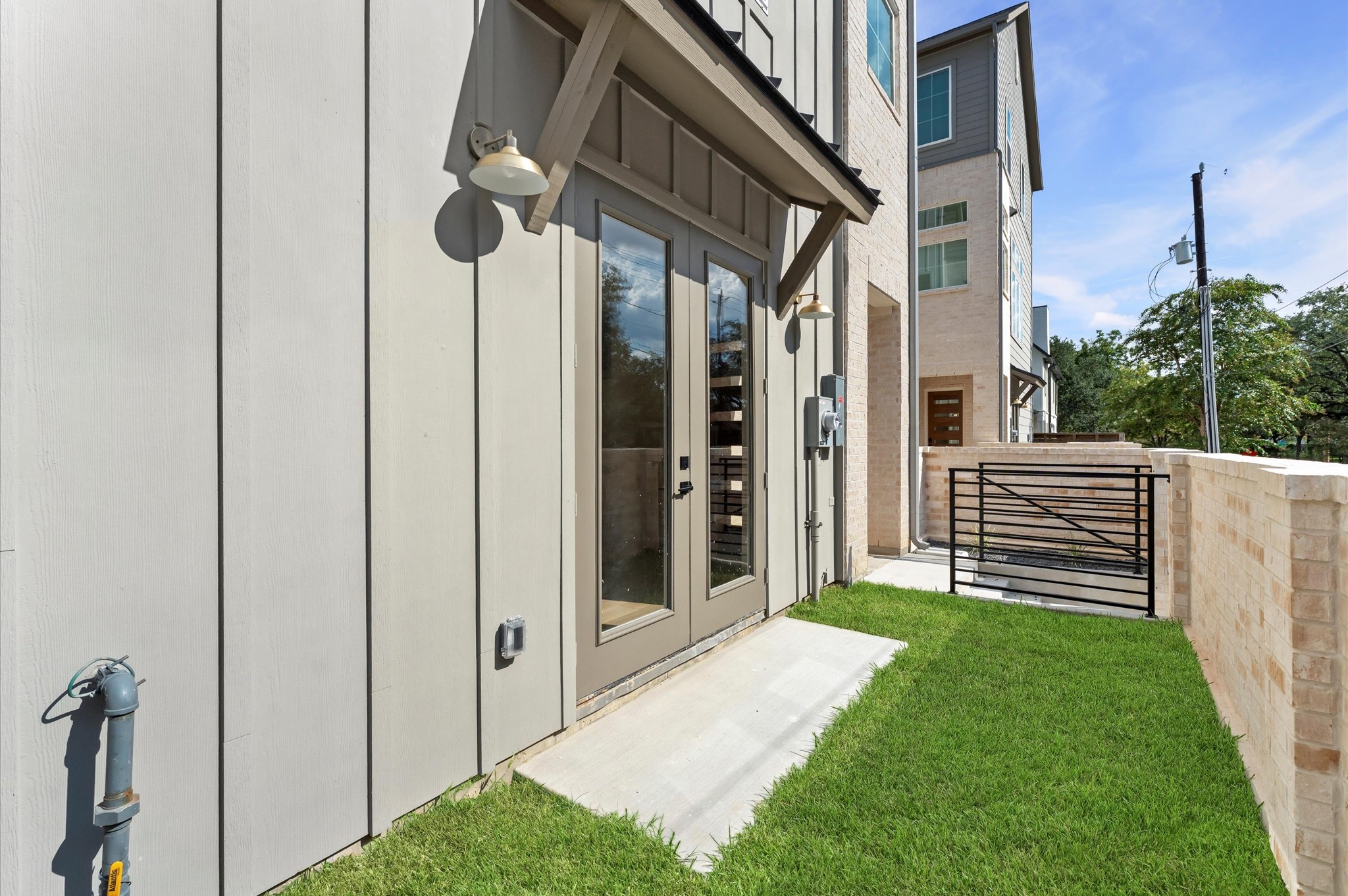 2916 Michaux Street Houston, TX 77009 - Photo 29 of 41 The side yard is perfect for barbecue and pets.
