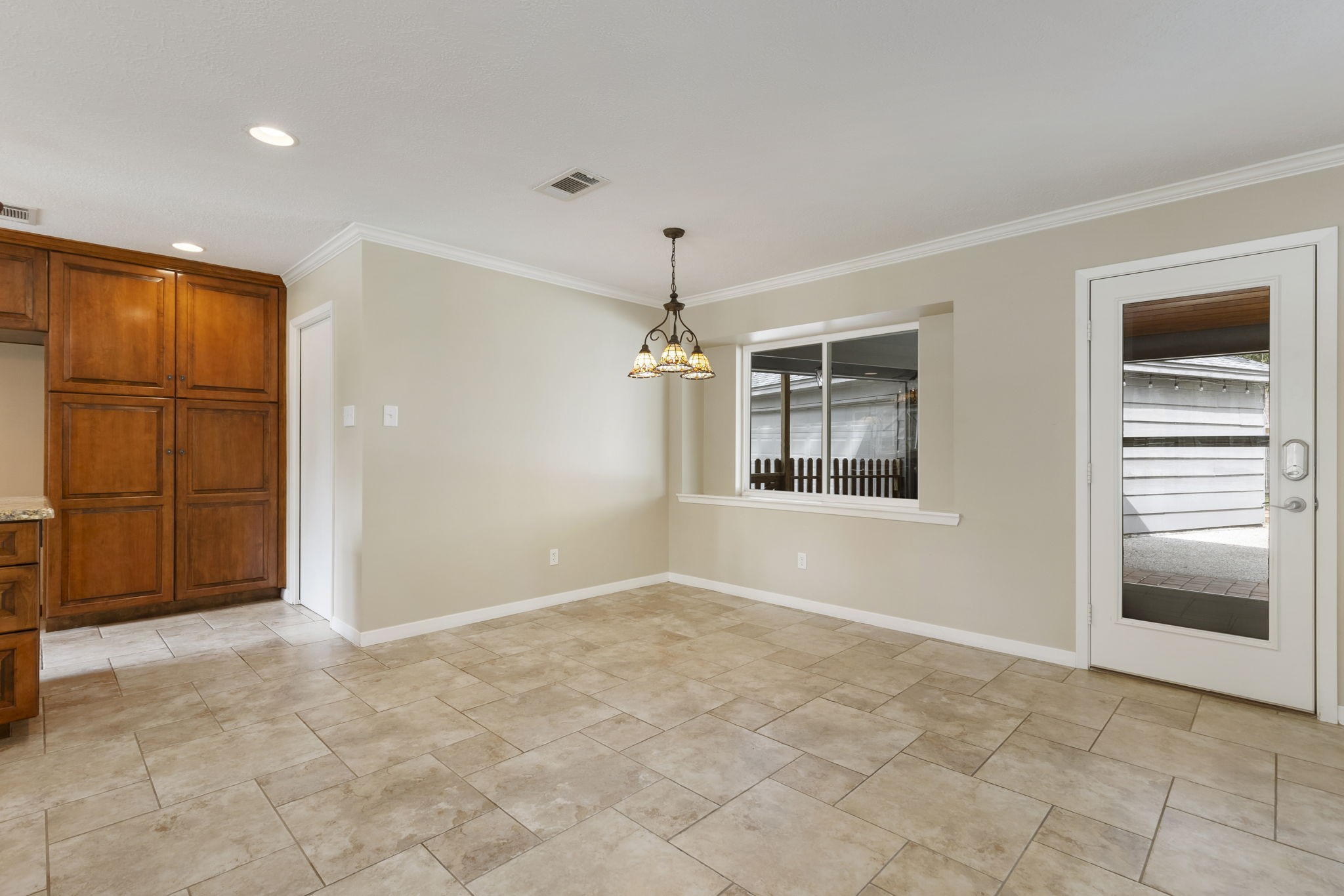 6414 Hickorycrest Drive Spring, TX 77389 - Photo 16 of 49 an empty room with closet and windows