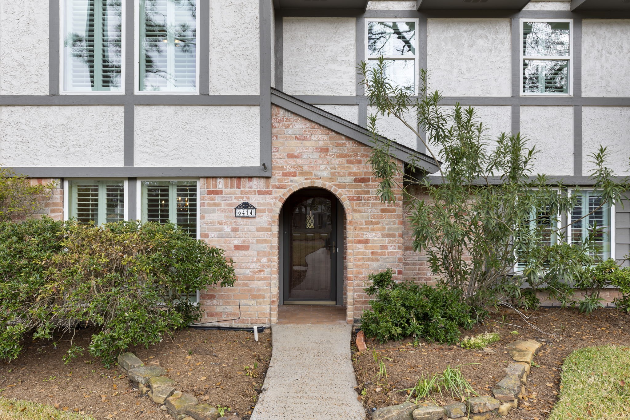 6414 Hickorycrest Drive Spring, TX 77389 - Photo 3 of 49 a front view of a house with garden