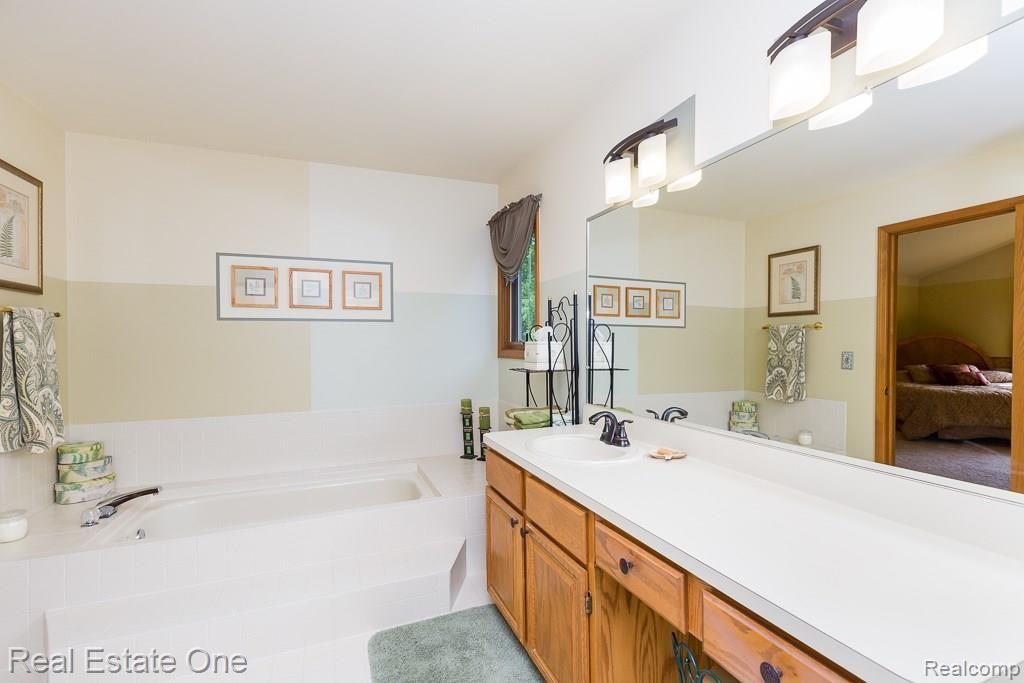 1072 Bembridge Drive Rochester, MI 48307 - Photo 12 of 21 Separate Tub