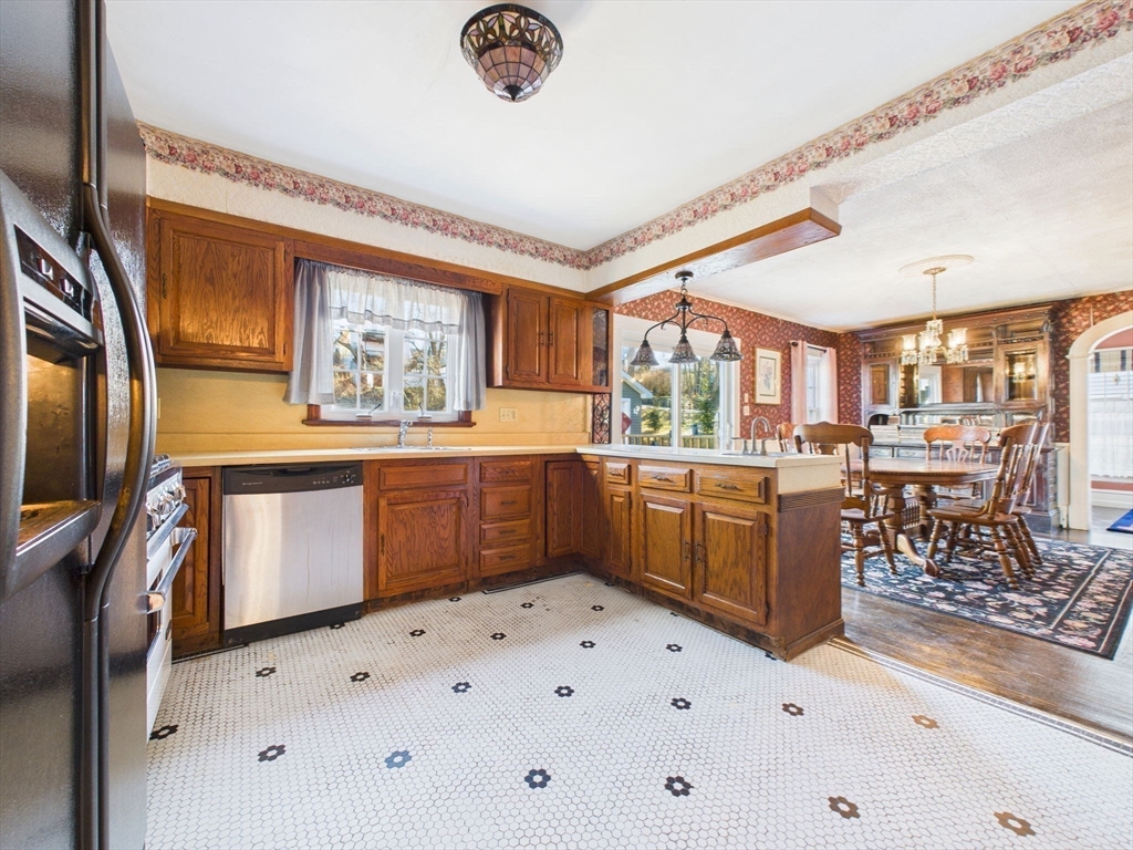 889 High Street Fall River, MA 02720 - Photo 7 of 20