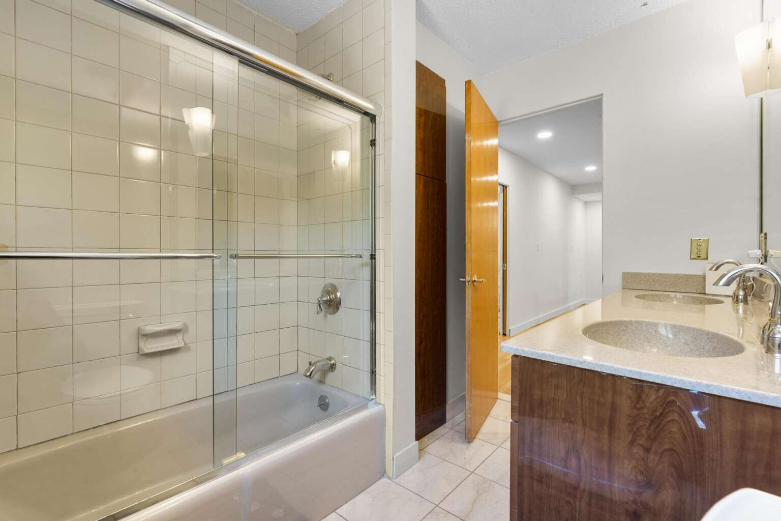 40 Old Quarry Road Woodbridge, CT 06525 - Photo 29 of 39 a bathroom with a bathtub and a sink