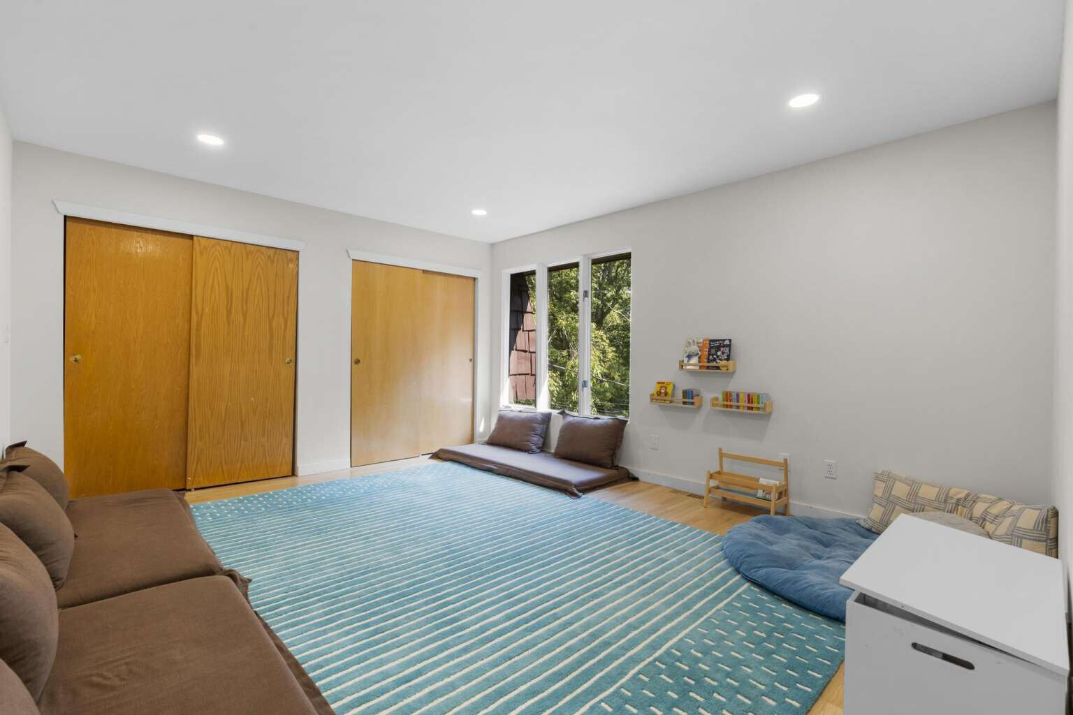 40 Old Quarry Road Woodbridge, CT 06525 - Photo 30 of 39 a bedroom with a bed and a couch