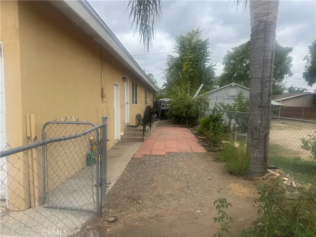 a view of a backyard