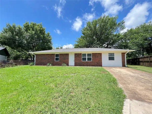 $1,675 | 114 South Manor Court, Sanger, TX 76266