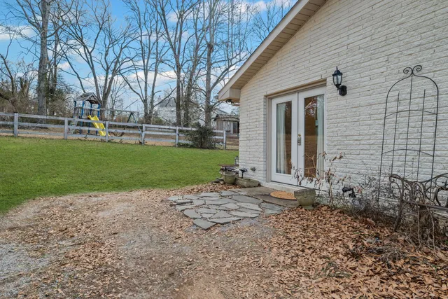 a view of a house with backyard and garden