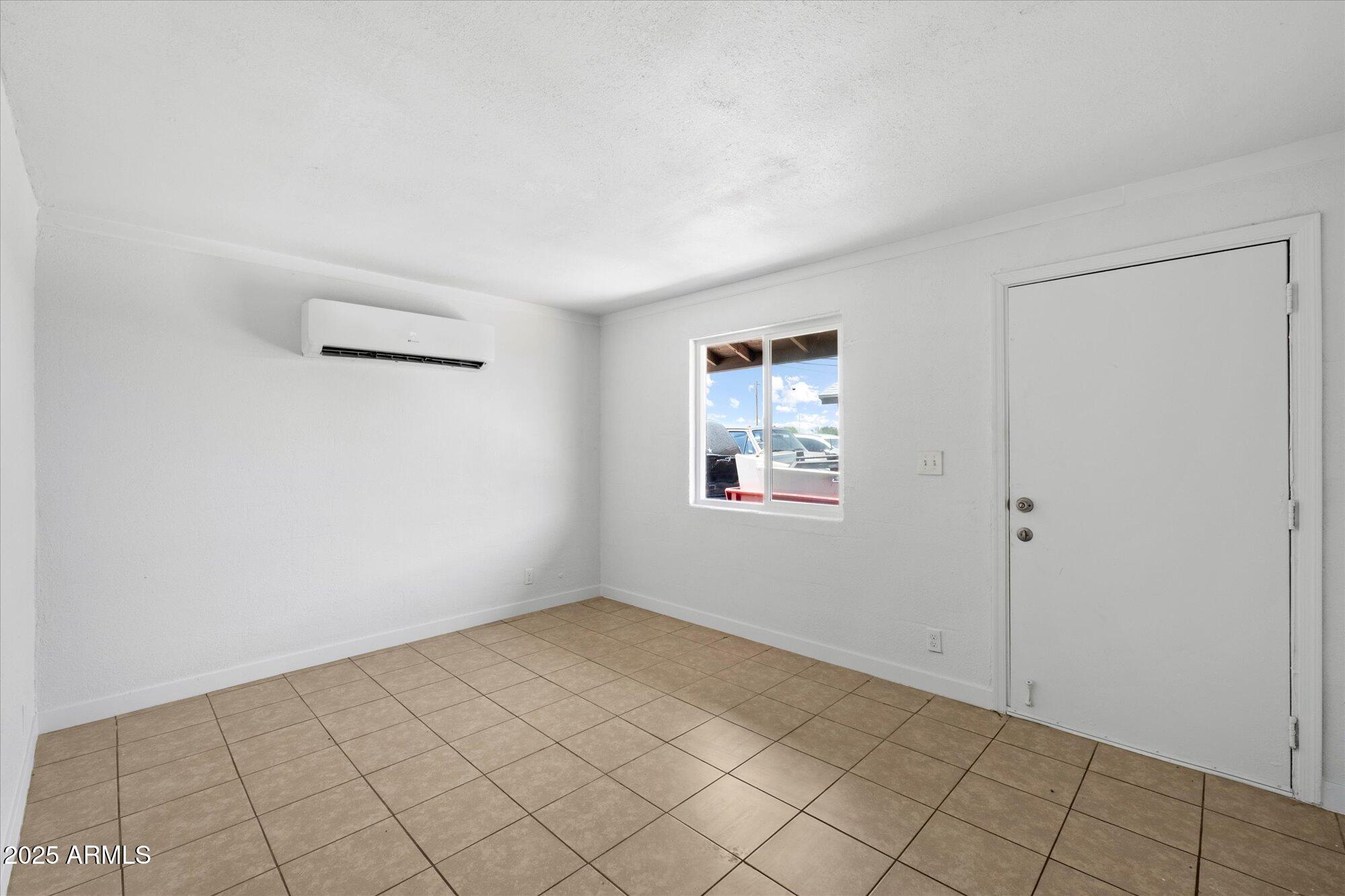 2343 East Pueblo Avenue, Unit 4 Phoenix, AZ 85040 - Photo 3 of 22 02-97788582