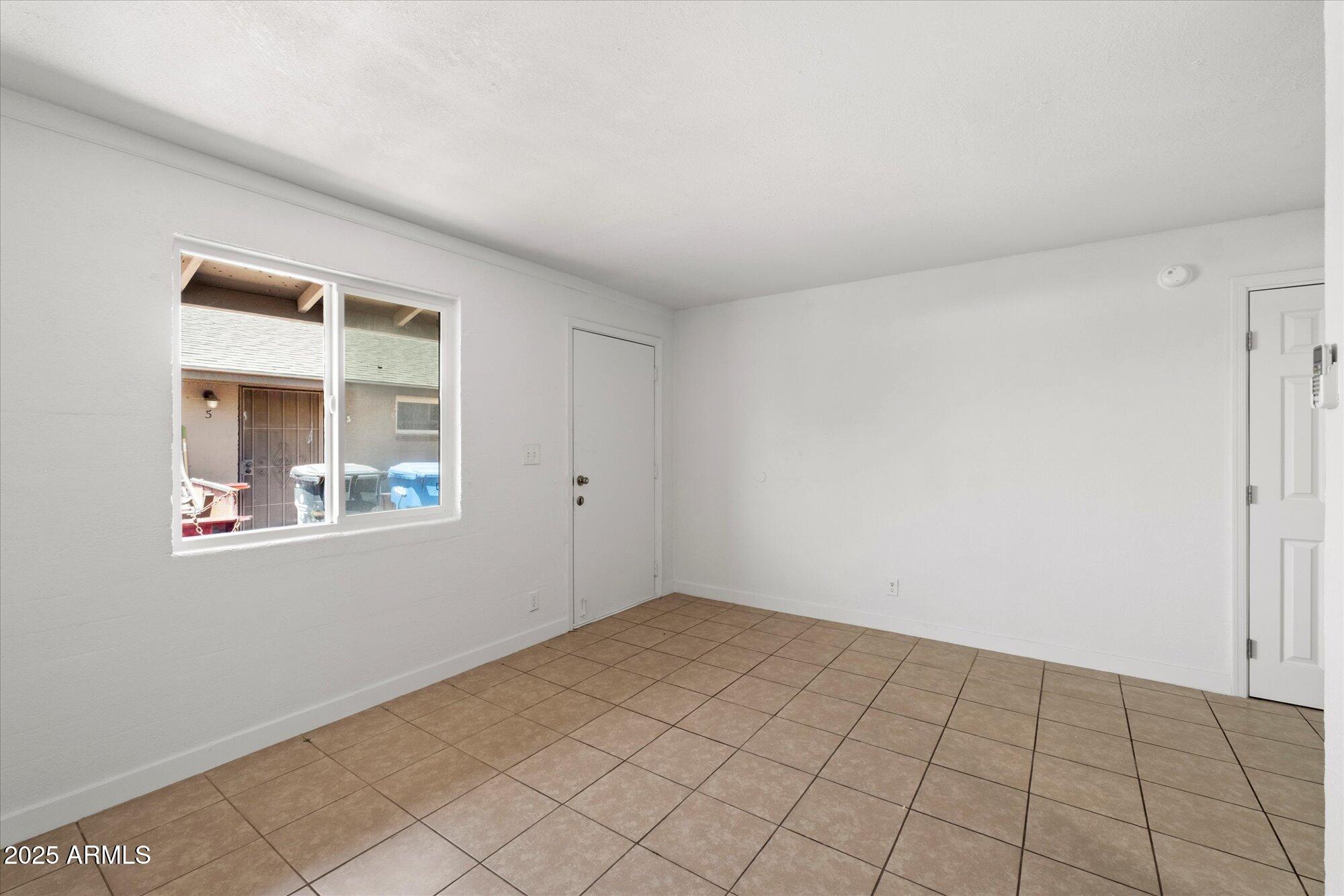 2343 East Pueblo Avenue, Unit 4 Phoenix, AZ 85040 - Photo 5 of 22 04-97788500
