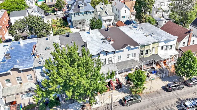 a picture of houses with lots of trees