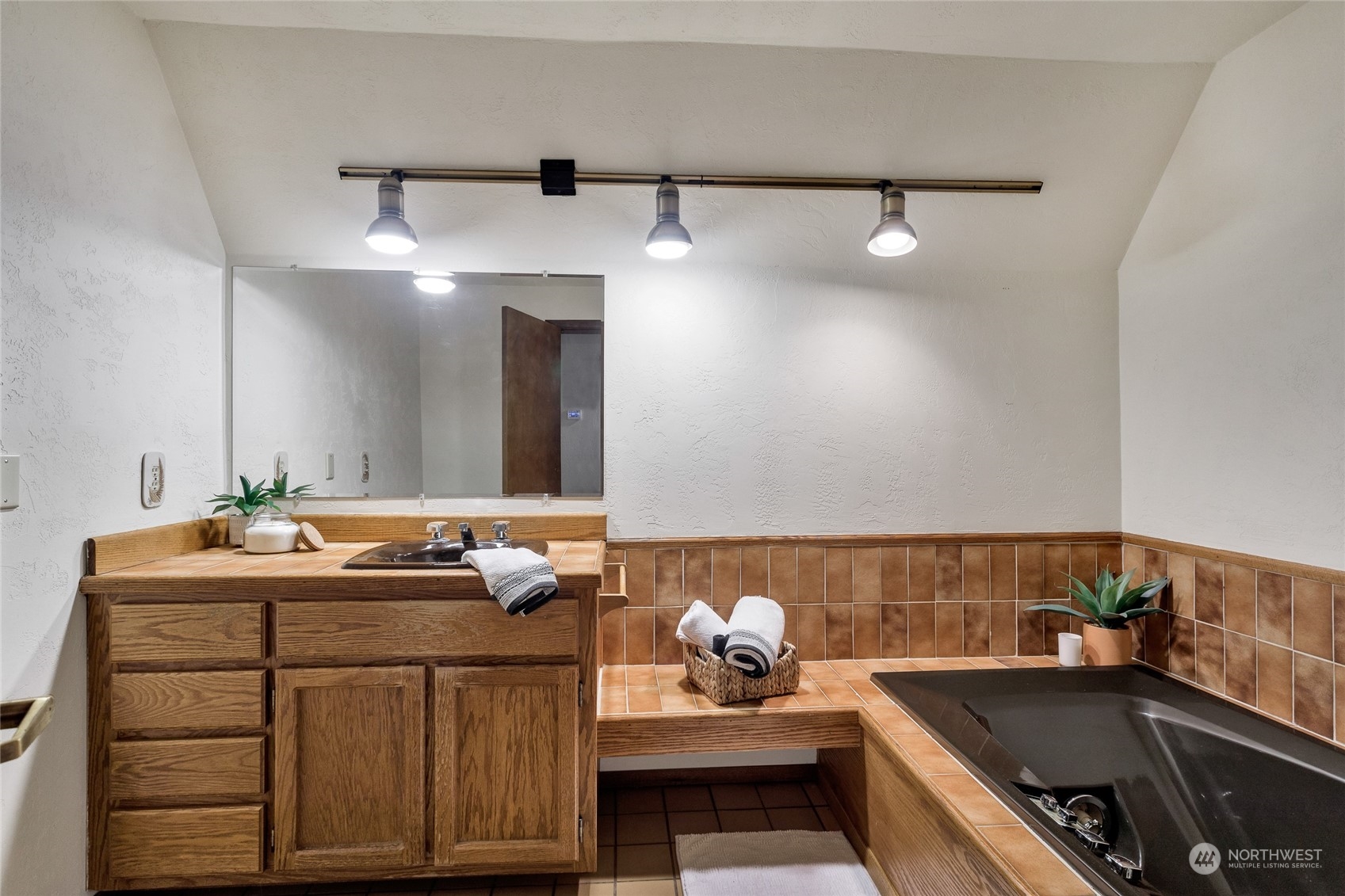 4748 Northeast Hendrickson Road Poulsbo, WA 98370 - Photo 15 of 40 Gallery Image 15