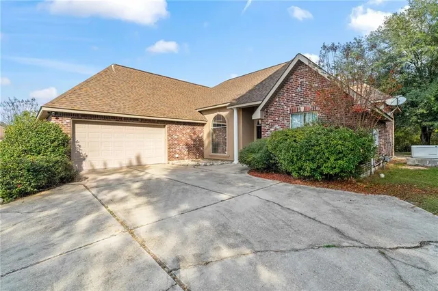 $369,000 | 165 Wood Thrush Drive, Madisonville, LA 70447