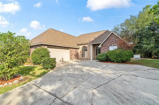 $369,000 | 165 Wood Thrush Drive, Madisonville, LA 70447