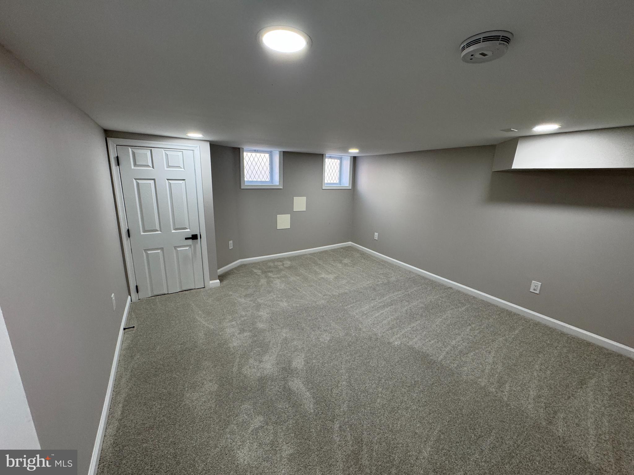 1108 South Carey Street Baltimore, MD 21223 - Photo 21 of 24 en empty room with windows