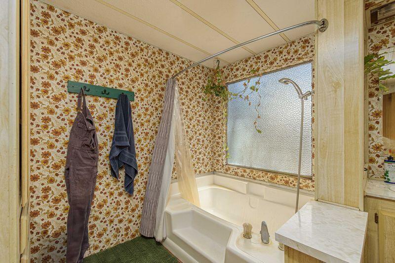 149471 Midstate Road La Pine, OR 97739 - Photo 13 of 27 Primary_Tub-Shwr