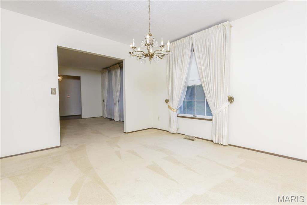11863 Brookington Drive Bridgeton, MO 63044 - Photo 5 of 35 Gallery Image 5