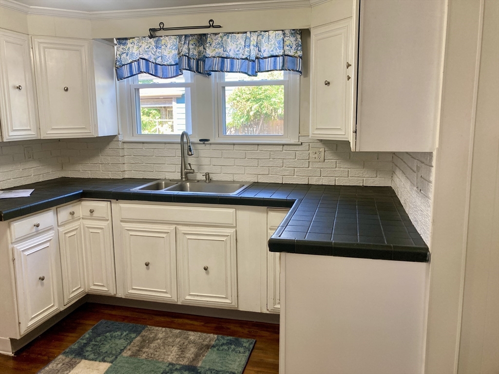 19 Eton Street Springfield, MA 01108 - Photo 12 of 39