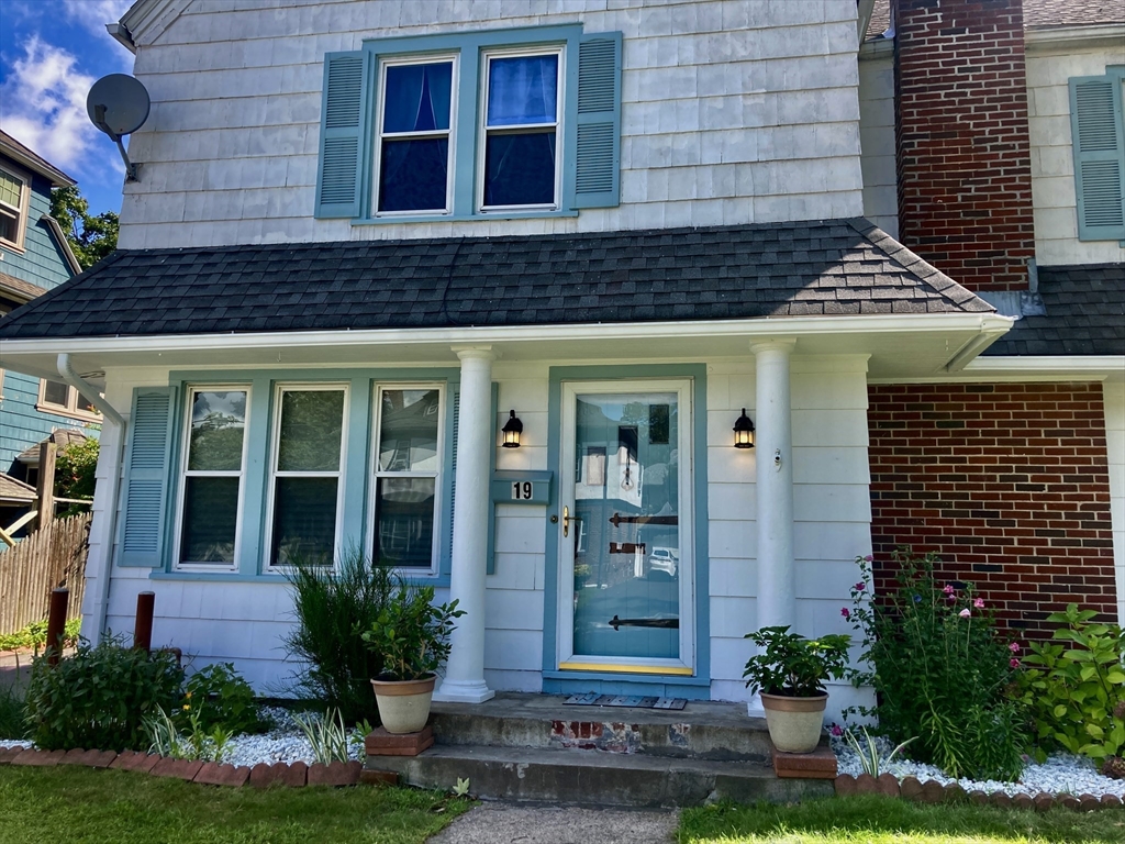 19 Eton Street Springfield, MA 01108 - Photo 4 of 39