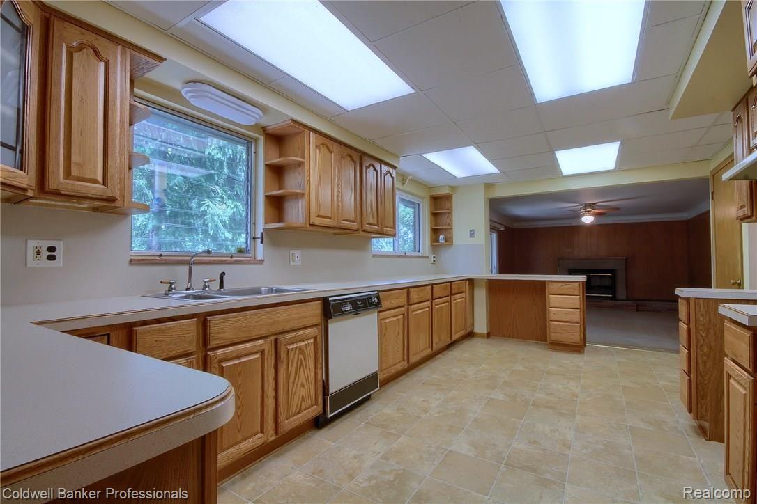4880 South Merriman Road Wayne, MI 48184 - Photo 8 of 32 Kitchen.jpg