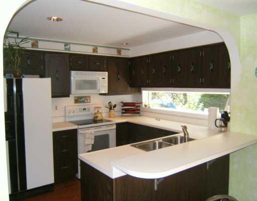 142 Tyler Road Pittsburgh, PA 15237 - Photo 4 of 8 Kitchen.