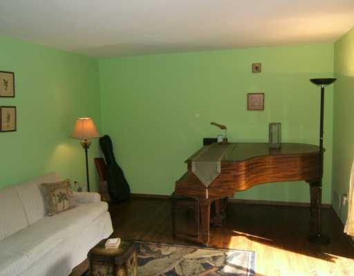 142 Tyler Road Pittsburgh, PA 15237 - Photo 7 of 8 Studio/Study/Office.