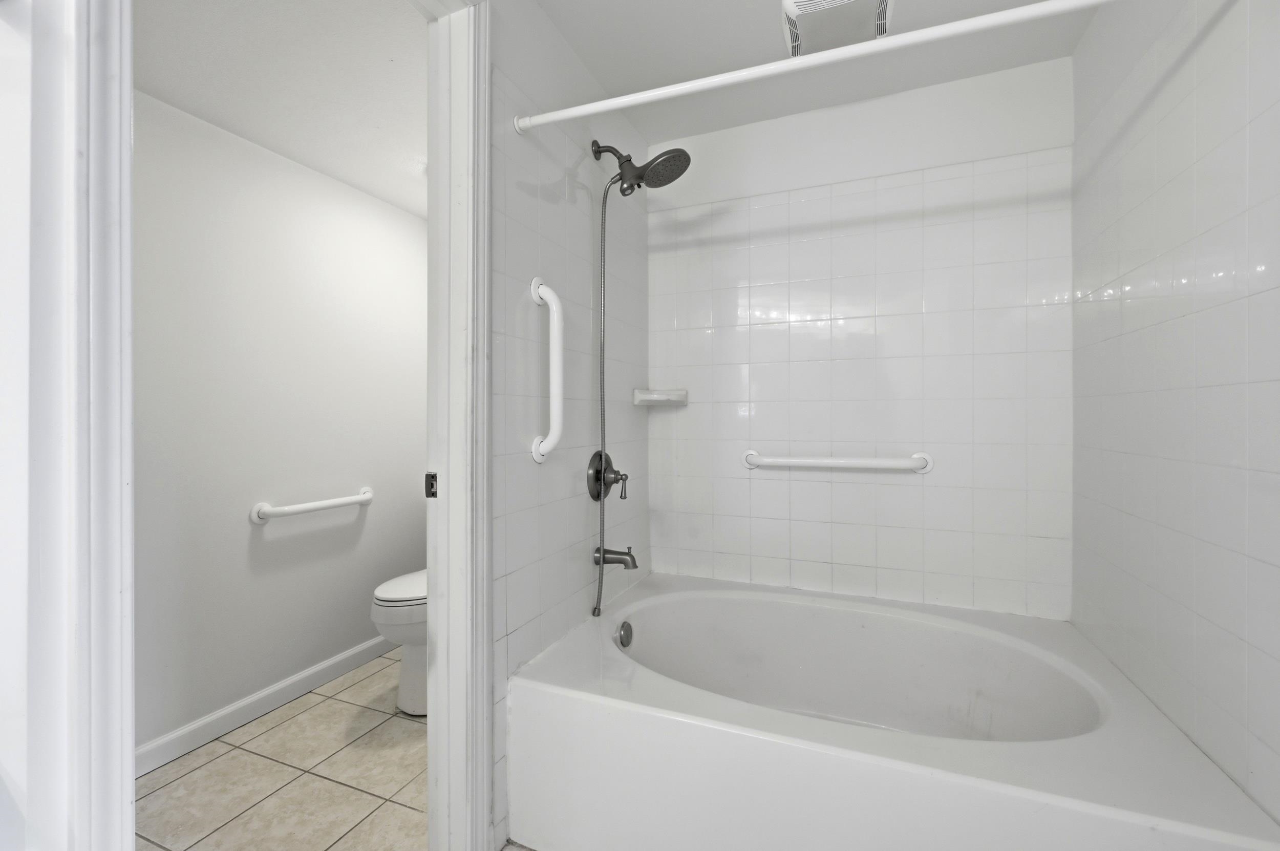 2500 Vista Cove Road St. Augustine, FL 32084 - Photo 29 of 53 a bathroom with a bathtub and a shower
