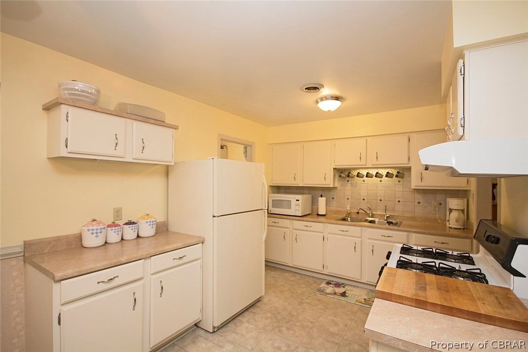8858 Marlfield Road Gloucester, VA 23061 - Photo 5 of 29 Kitchen
