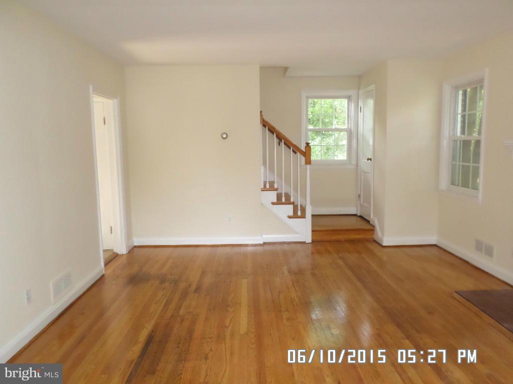 504 Holden Road Baltimore, MD 21286 - Photo 2 of 21 Living Room