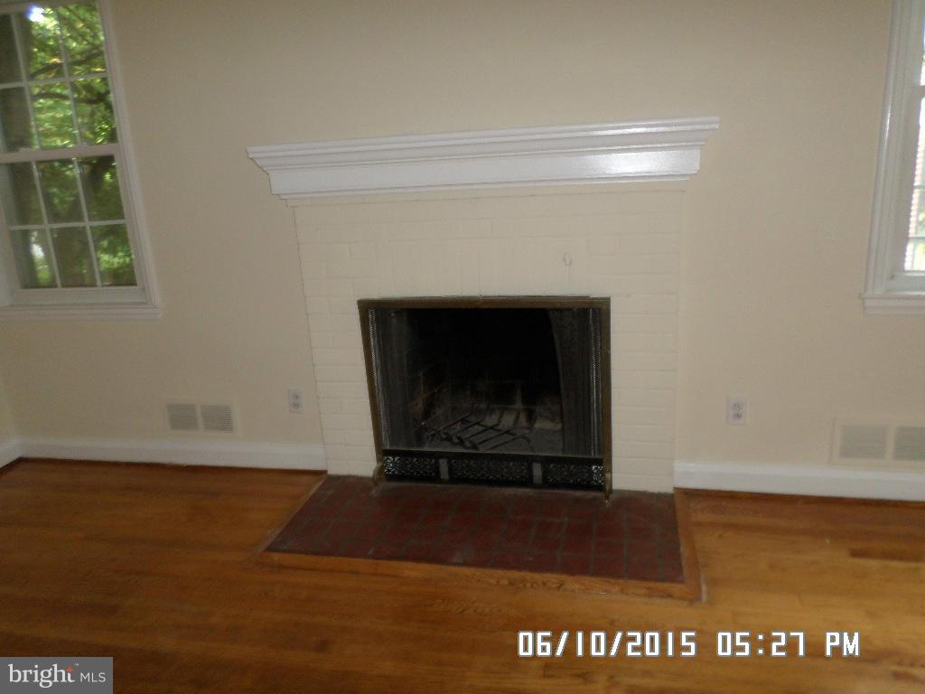 504 Holden Road Baltimore, MD 21286 - Photo 3 of 21 Living Room