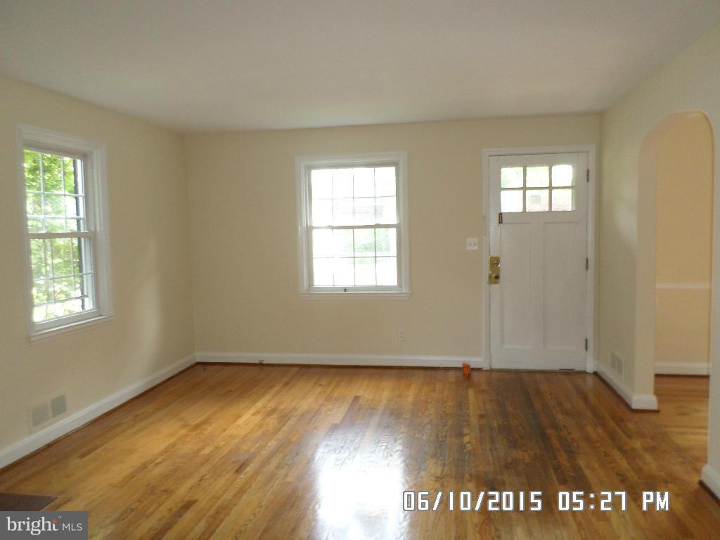 504 Holden Road Baltimore, MD 21286 - Photo 4 of 21 Living Room