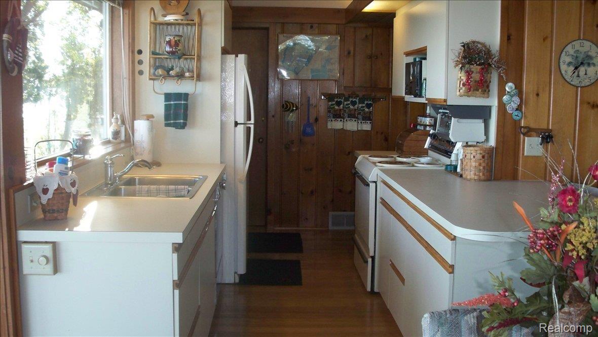 8538 Crescent Beach Road Pigeon, MI 48755 - Photo 5 of 11 kitchen