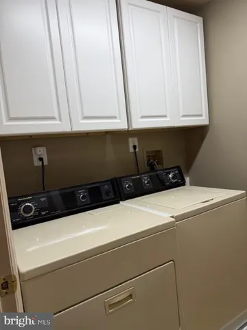 a close view of utility room with washer and dryer
