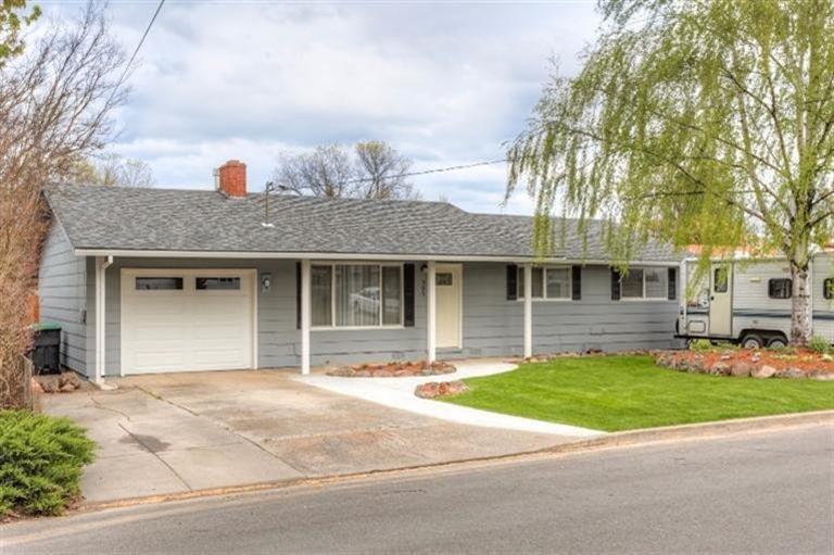 305 South Rose Street Phoenix, OR 97535 - Photo 34 of 35 Owners have taken pride of ownership in