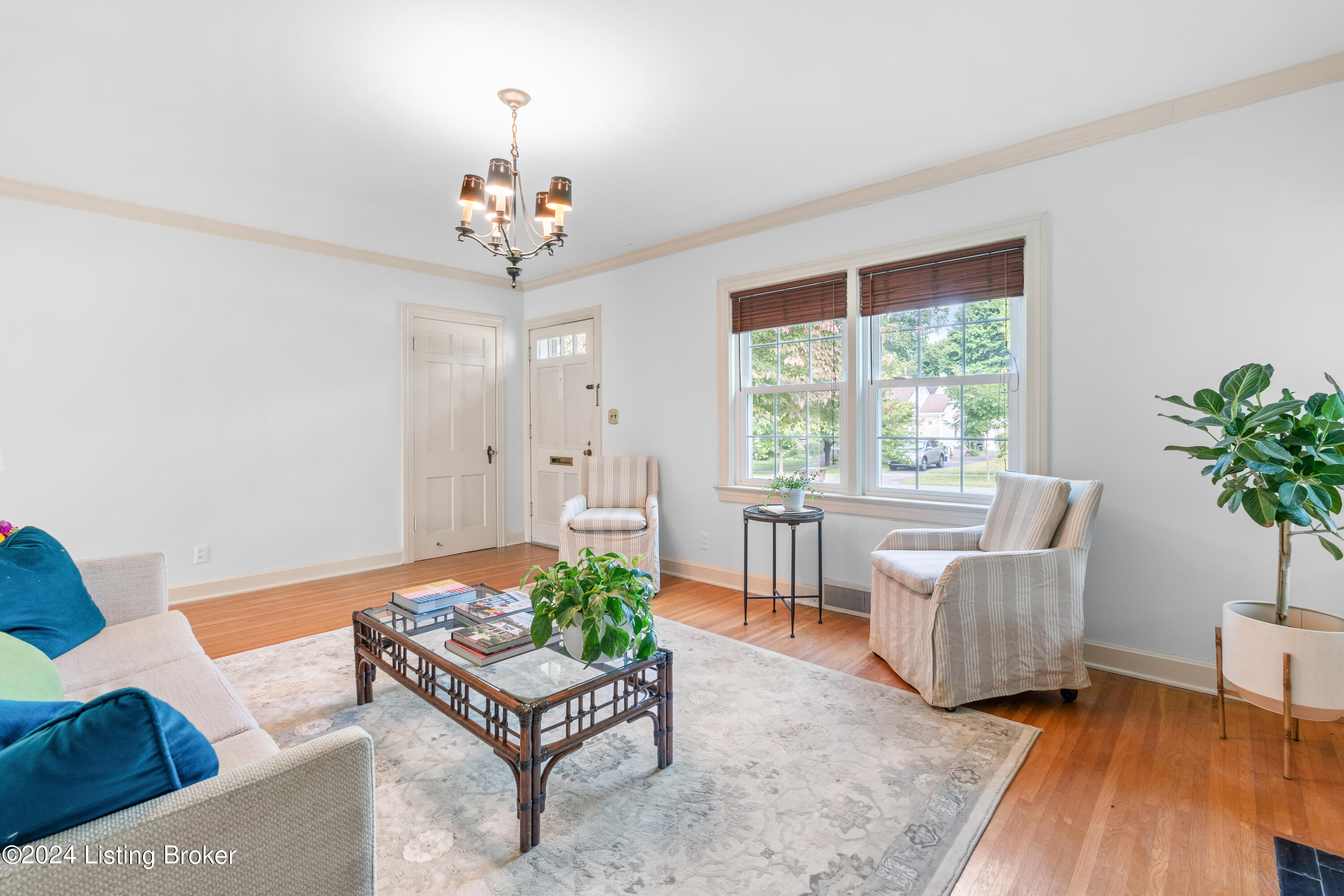 4022 Winchester Road Louisville, KY 40207 - Photo 5 of 46 6 - Living Room