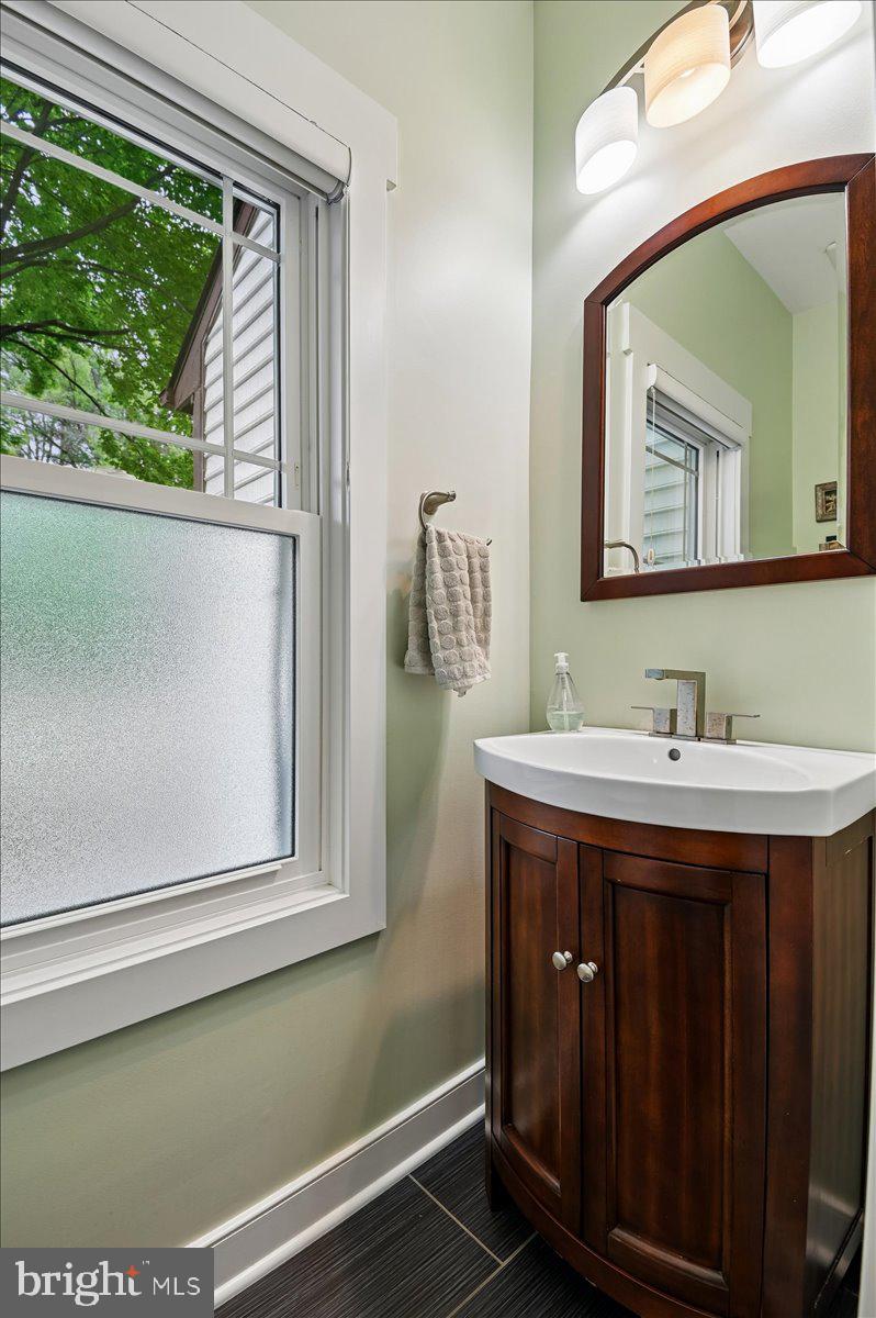 1430 Bay Head Road Annapolis, MD 21409 - Photo 32 of 94 Powder room