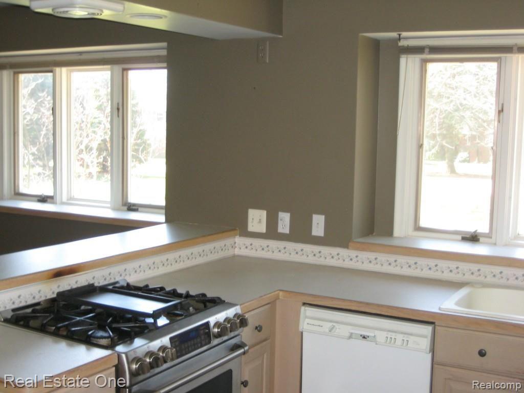 1296 Kingsview Avenue Rochester, MI 48309 - Photo 20 of 34 IMG_1226.jpg