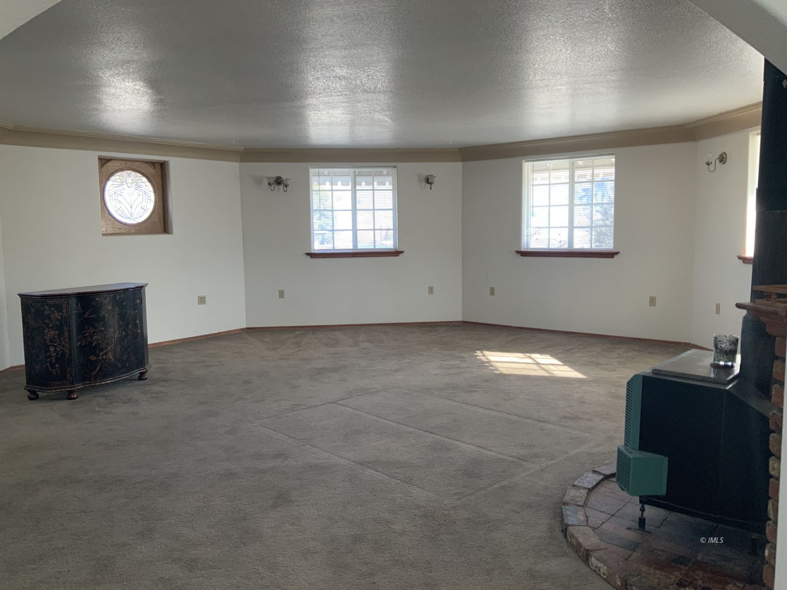 127 North Edwards Street Independence, CA 93526 - Photo 24 of 33 a view of room with window and screen