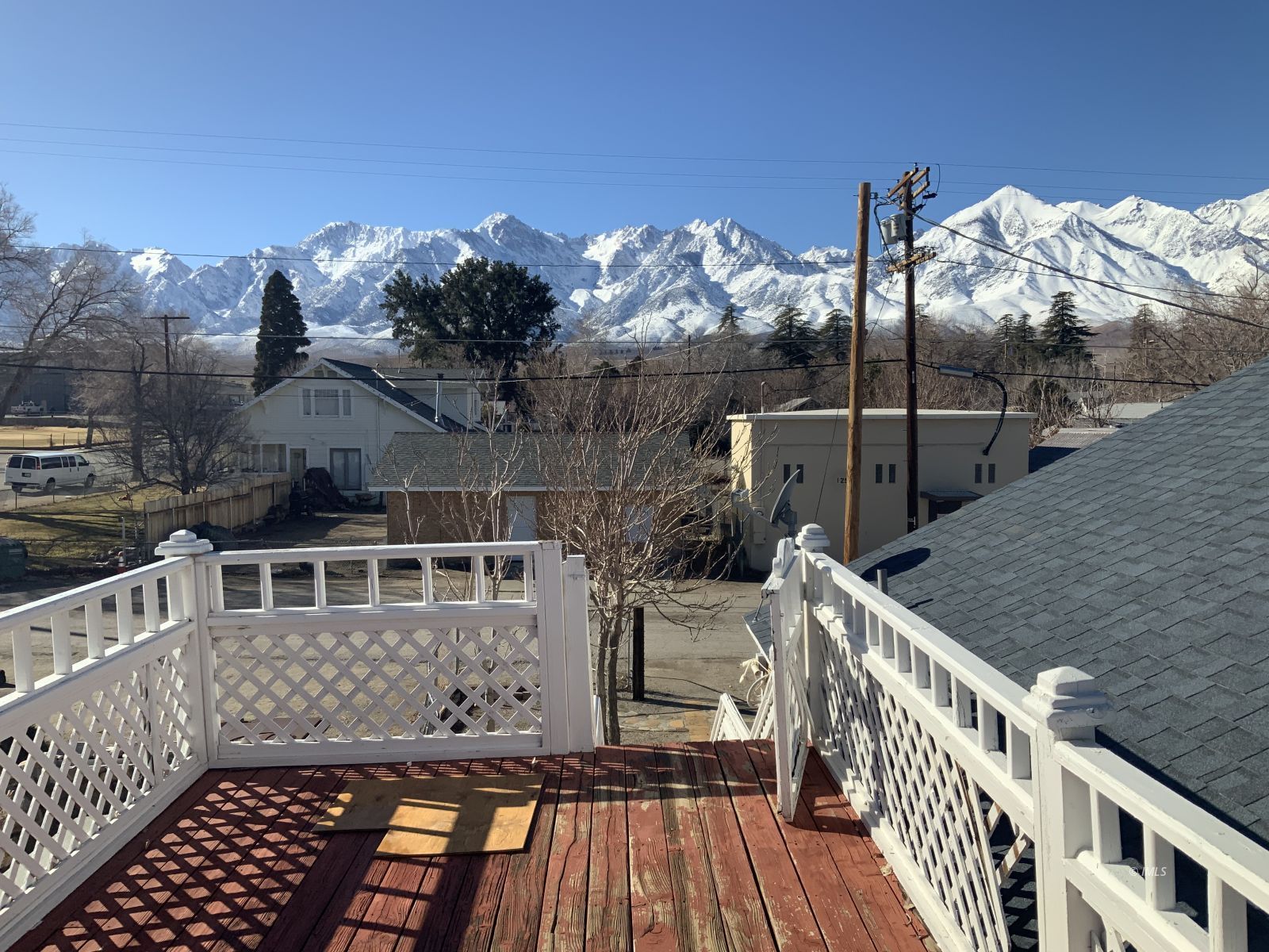 127 North Edwards Street Independence, CA 93526 - Photo 33 of 33 a balcony with table and chairs