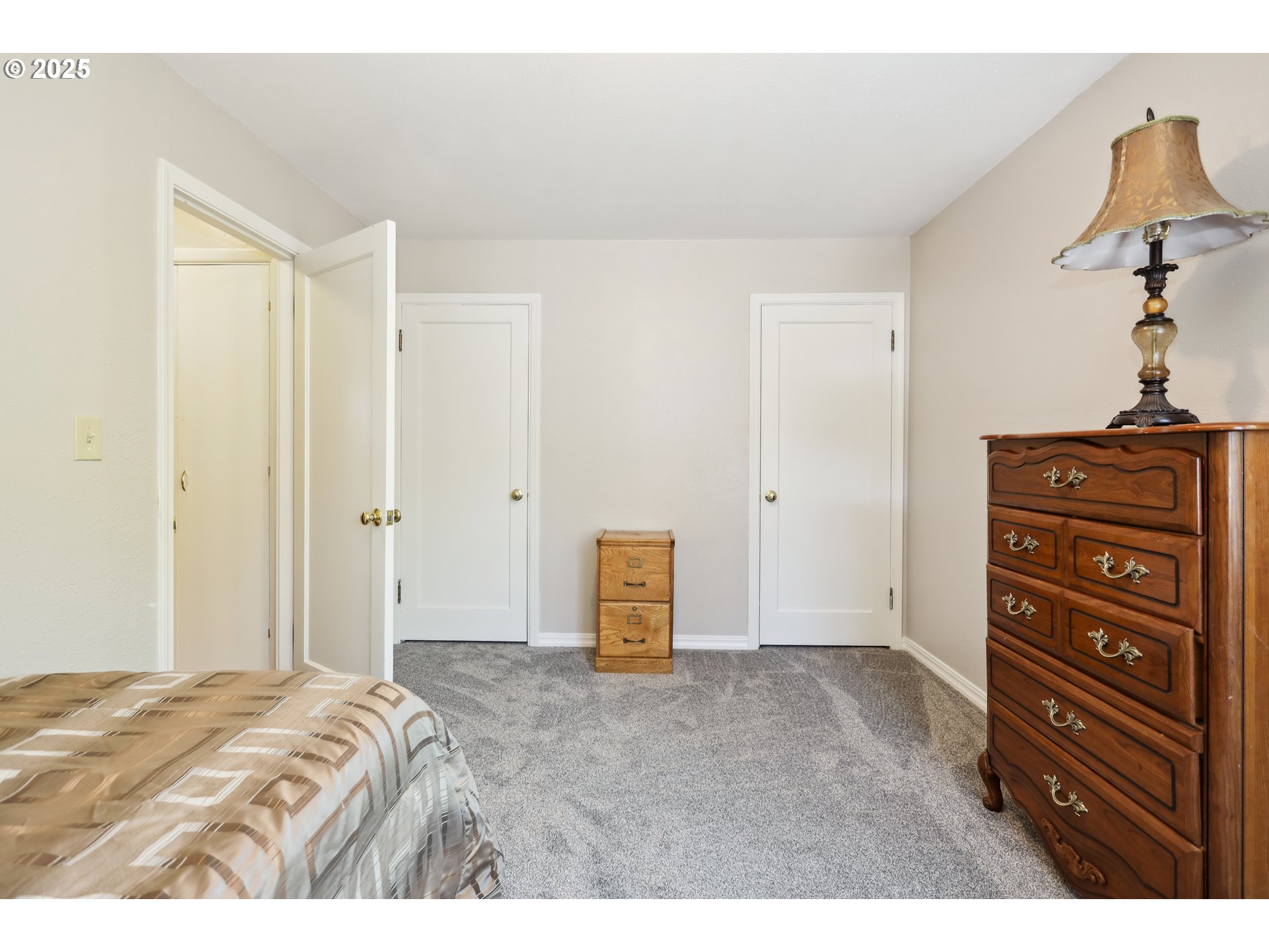 722 East 14th Street The Dalles, OR 97058 - Photo 22 of 43 a bedroom with a bed and a dresser