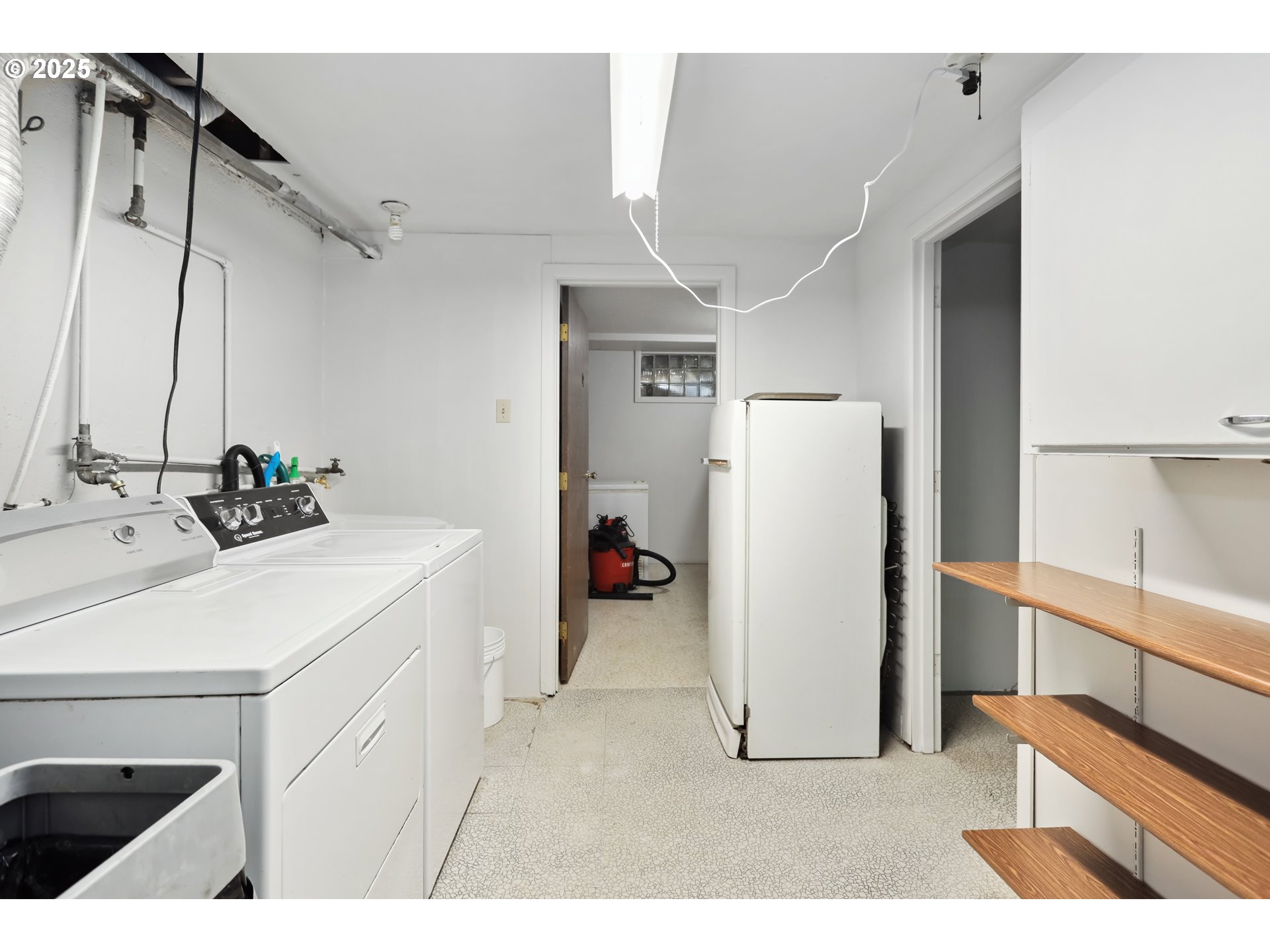 722 East 14th Street The Dalles, OR 97058 - Photo 25 of 43 a utility room with closet dryer and washer